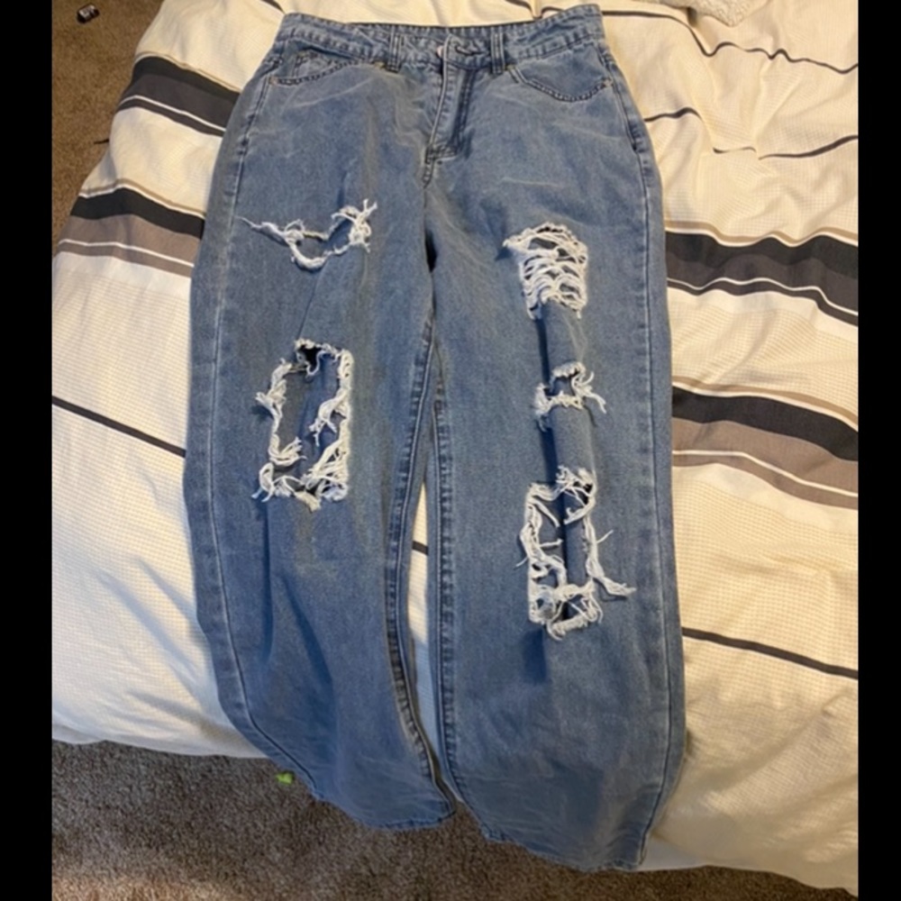 Ripped baggy jeans